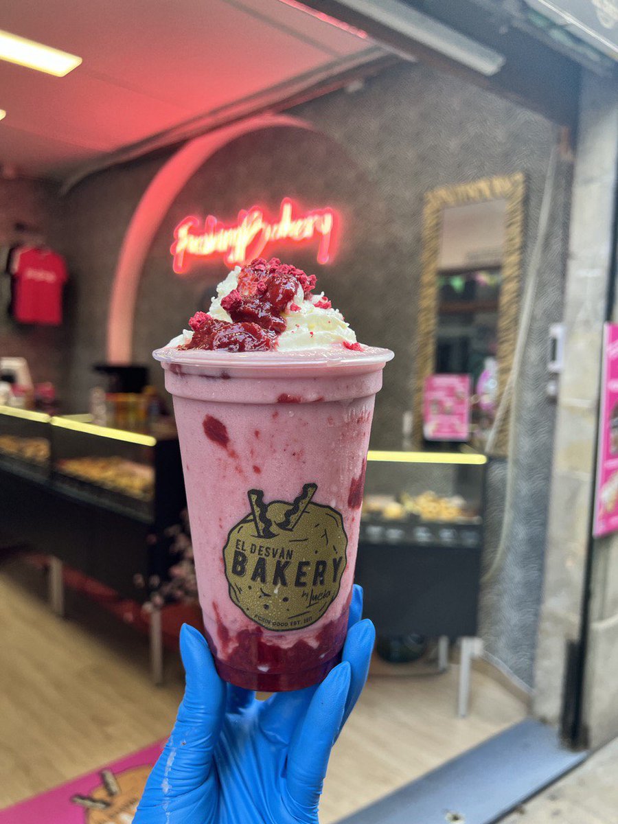 eldesvanbakery's tweet photo. ¿Strawberry frappe o iced matcha latte? ¿Con cuál os quedáis para hacer un break esta mañana? 🧋😋

🍪 https://t.co/CrewT6h5zV | #eixamplebcn #cafebarcelona #foodiesbarcelona #eldesvanbakery https://t.co/xhOLS5eHnM