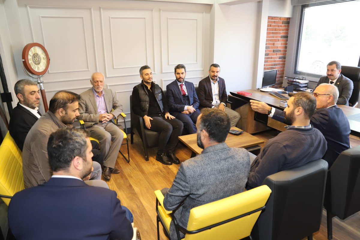 MetinBaydilli's tweet photo. Haliliye Müteahhitler Derneği Başkanı Abdullah Çellik ve dernek üyeleriyle bir araya gelerek #Karaköprü’müzde yaptığımız çalışmaları konuşup bölgemizde de yatırım yapmaları konusunda onları davet ettik. https://t.co/m392MDW4KO