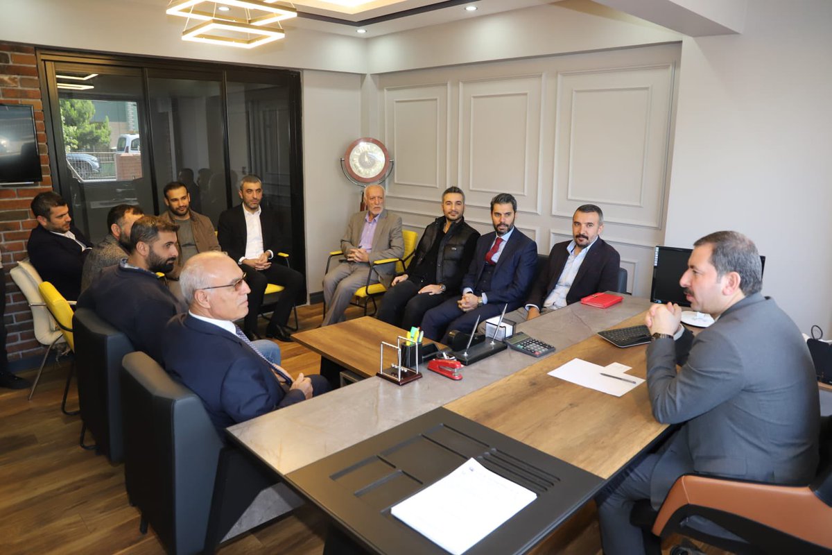 MetinBaydilli's tweet photo. Haliliye Müteahhitler Derneği Başkanı Abdullah Çellik ve dernek üyeleriyle bir araya gelerek #Karaköprü’müzde yaptığımız çalışmaları konuşup bölgemizde de yatırım yapmaları konusunda onları davet ettik. https://t.co/m392MDW4KO