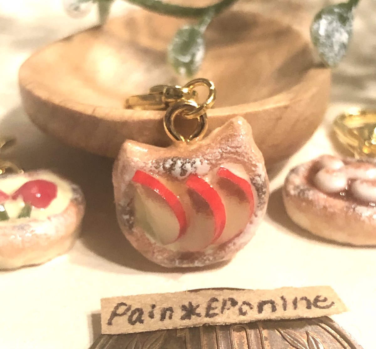 PainEponine's tweet photo. 【選べる】にゃんこスイーツピザチャームorストラップ

猫の形のピザ生地に、苺とカスタード、チョコマシュマロ、アップルシナモンを飾ったスイーツピザ🐱🍓

マスクチャームとしても✨

#ハンドメイド #チャーム #ストラップ #ピザ #スイーツピザ #スイーツ #猫 #minne

https://t.co/rOAjQEuLeT https://t.co/GOZK5buVcr