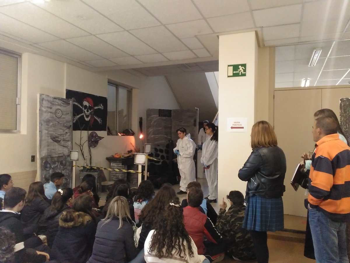 cinquifor's tweet photo. 🧪Con motivo de la XXII Edición de la Semana de la Ciencia, los días 10 y 11 de noviembre el grupo @cinquifor llevó a cabo la actividad CSI ALCALÁ recreando para esta ocasión la escena de un crimen ambientada en la festividad de Halloween 👻🎃🔪
#SemanaCienciaInnovacion #UAH https://t.co/hPRXzAjGL6