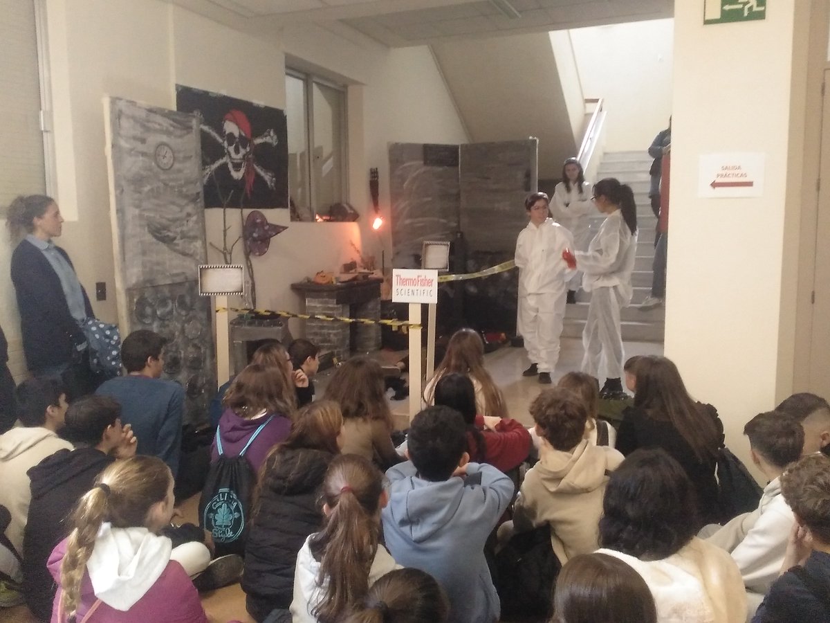 cinquifor's tweet photo. 🧪Con motivo de la XXII Edición de la Semana de la Ciencia, los días 10 y 11 de noviembre el grupo @cinquifor llevó a cabo la actividad CSI ALCALÁ recreando para esta ocasión la escena de un crimen ambientada en la festividad de Halloween 👻🎃🔪
#SemanaCienciaInnovacion #UAH https://t.co/hPRXzAjGL6
