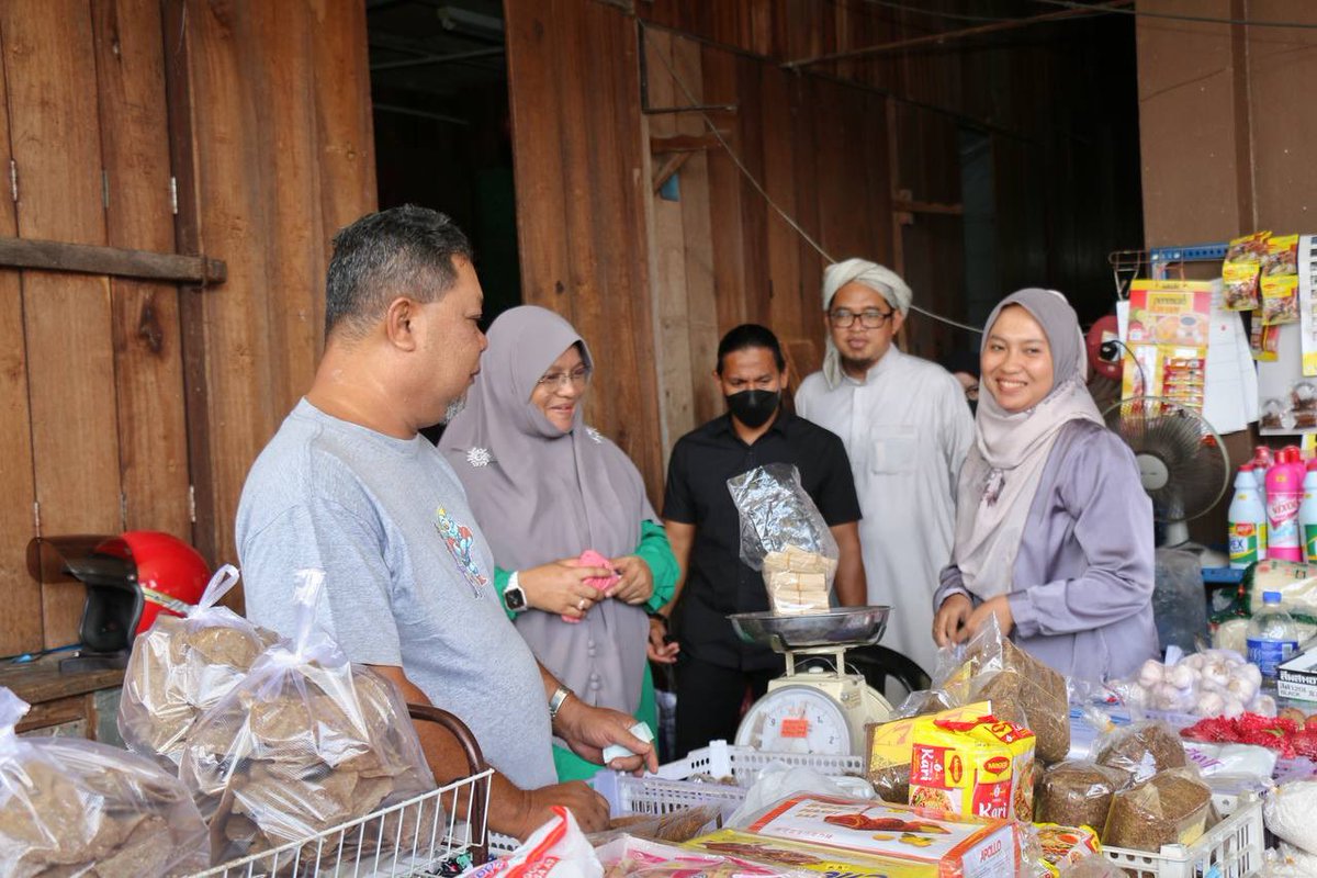 officialmumtaz's tweet photo. Hebat wanita Tumpat.
Majoriti penjual di kelantan adalah wanita. Alhamdulillah Kaktaz sempat menyantuni rakyat di Pasar Cabang 4
#mumtazmdnawi
#UndiPAS
#tumpat
#P019
#tumpatkelantan
#kelantan
#PNBEST
#malaysiasejahtera
#BersihdanStabil
#PNTumpat
#PerikatanNasional
#MuslimatPAS https://t.co/I65hourkZy