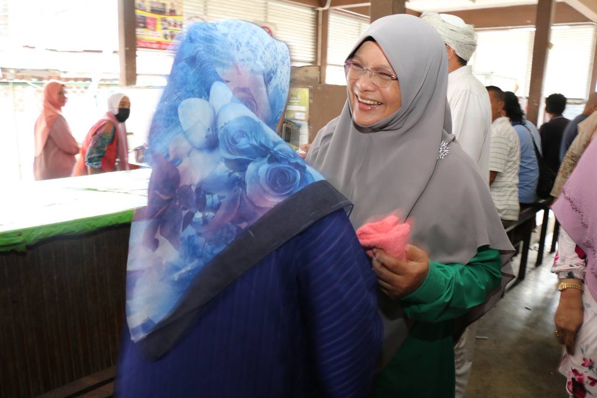officialmumtaz's tweet photo. Hebat wanita Tumpat.
Majoriti penjual di kelantan adalah wanita. Alhamdulillah Kaktaz sempat menyantuni rakyat di Pasar Cabang 4
#mumtazmdnawi
#UndiPAS
#tumpat
#P019
#tumpatkelantan
#kelantan
#PNBEST
#malaysiasejahtera
#BersihdanStabil
#PNTumpat
#PerikatanNasional
#MuslimatPAS https://t.co/I65hourkZy