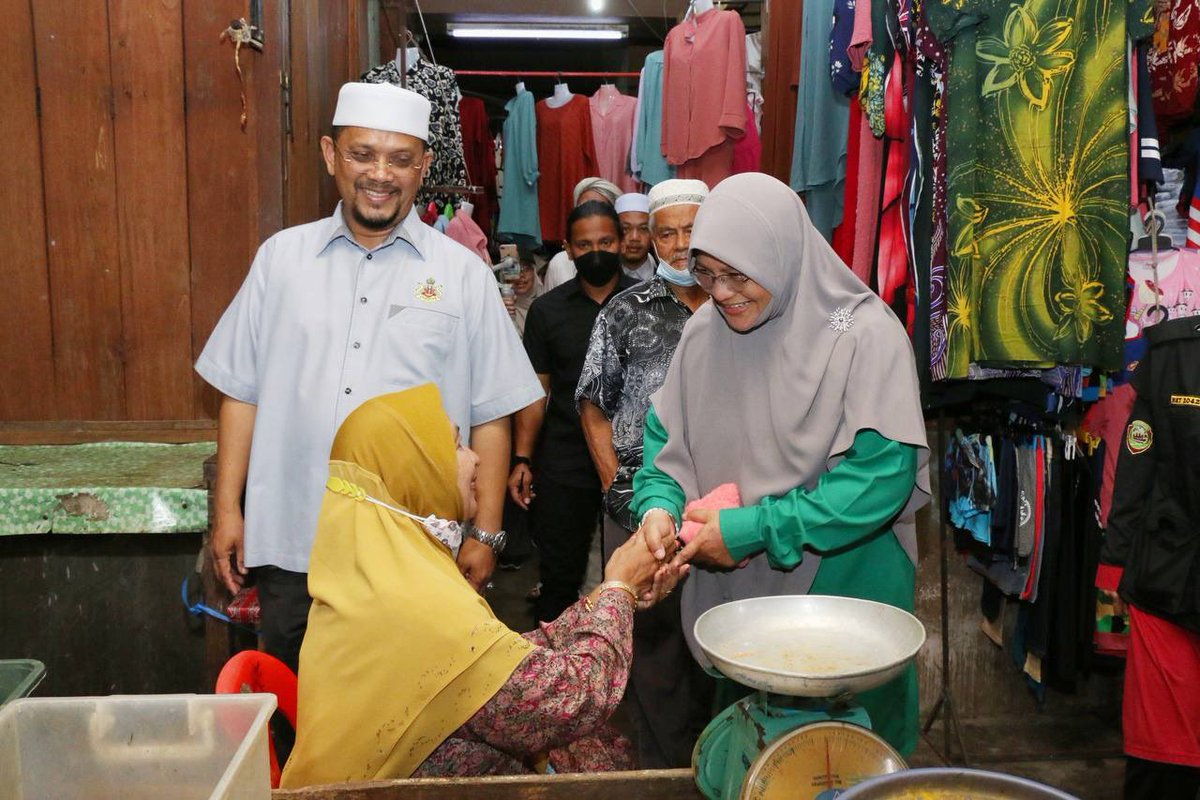 officialmumtaz's tweet photo. Hebat wanita Tumpat.
Majoriti penjual di kelantan adalah wanita. Alhamdulillah Kaktaz sempat menyantuni rakyat di Pasar Cabang 4
#mumtazmdnawi
#UndiPAS
#tumpat
#P019
#tumpatkelantan
#kelantan
#PNBEST
#malaysiasejahtera
#BersihdanStabil
#PNTumpat
#PerikatanNasional
#MuslimatPAS https://t.co/I65hourkZy