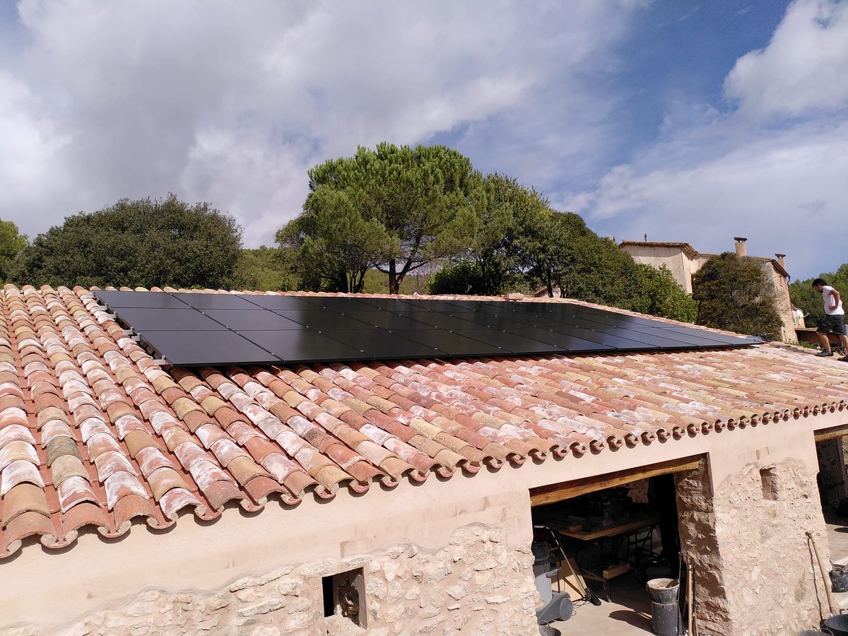 fototermic's tweet photo. Instal·lació i posada en servei de sistema aïllat (off-grid) de 12kWp/15kWn/30kwh al Pla de Manlleu 🌞 Ens agrada connectar vivendes al Sol 
@fototermic #autoconsum #fotovoltaica https://t.co/DrPu7jFRjf