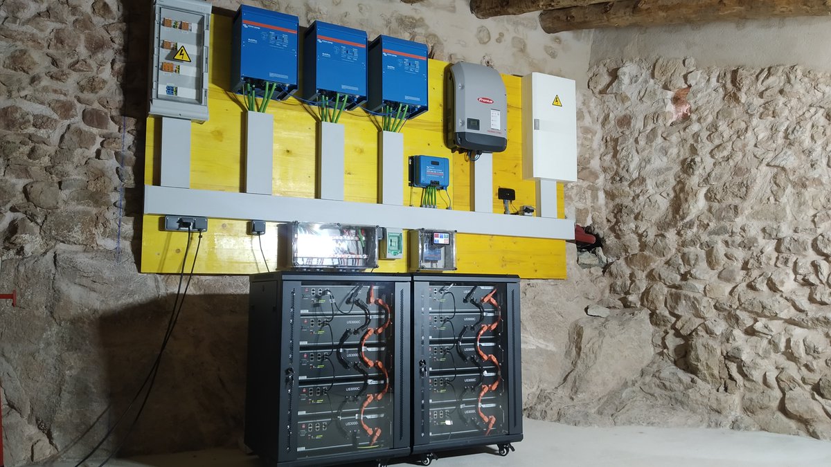 Instal·lació i posada en servei de sistema aïllat (off-grid) de 12kWp/15kWn/30kwh al Pla de Manlleu 🌞 Ens agrada connectar vivendes al Sol 
<a href="/fototermic/">fototermic ☀️</a> #autoconsum #fotovoltaica