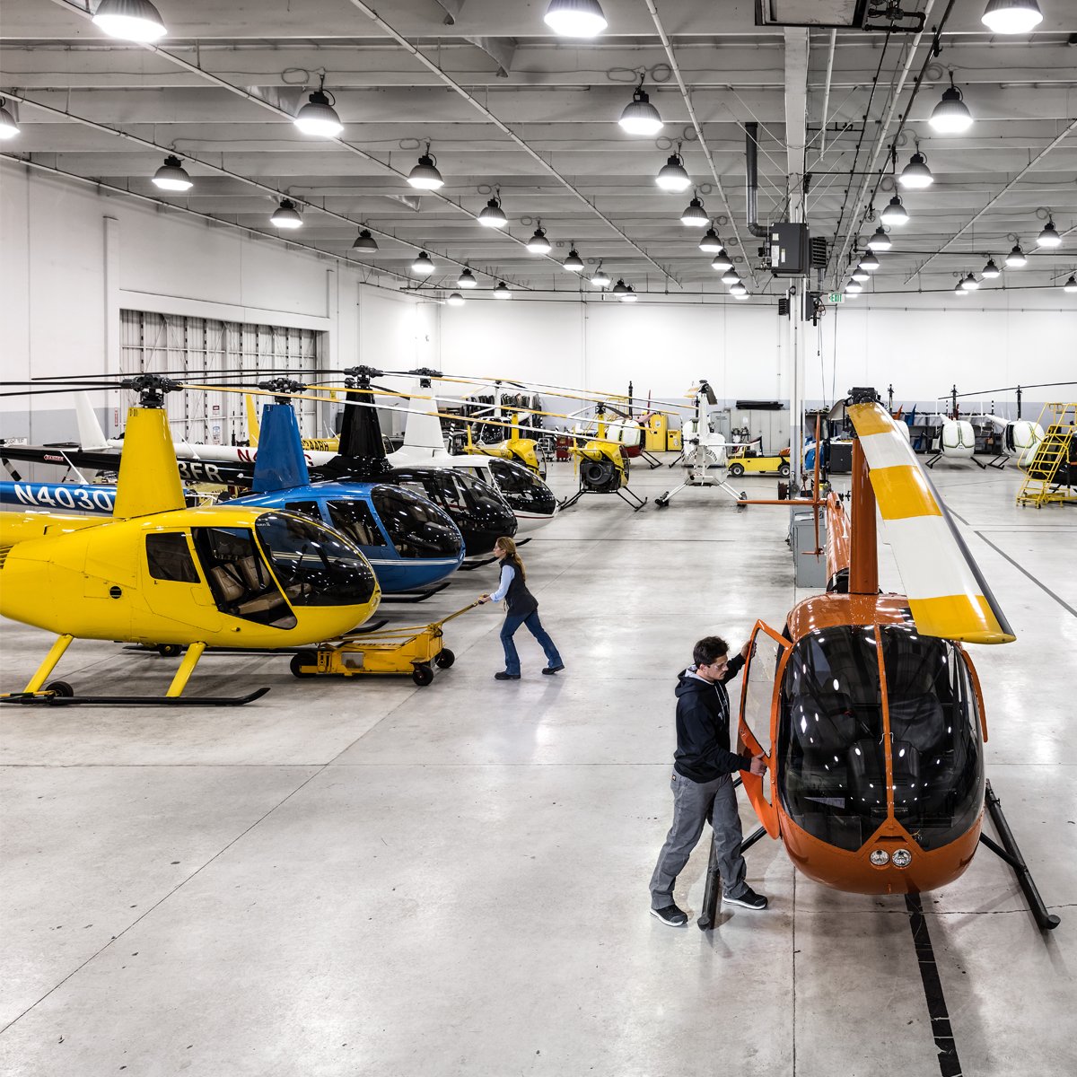 Aerodinv's tweet photo. Fundada en 1973, Robinson Helicopter Company fabrica, ensambla, inspecciona y prueba en vuelo todos sus helicópteros civiles en su fábrica de Torrance, California. La compañía ha entregado más de 13.000 helicópteros en todo el mundo. #Helicoptero https://t.co/Yp2KPZ3QGX