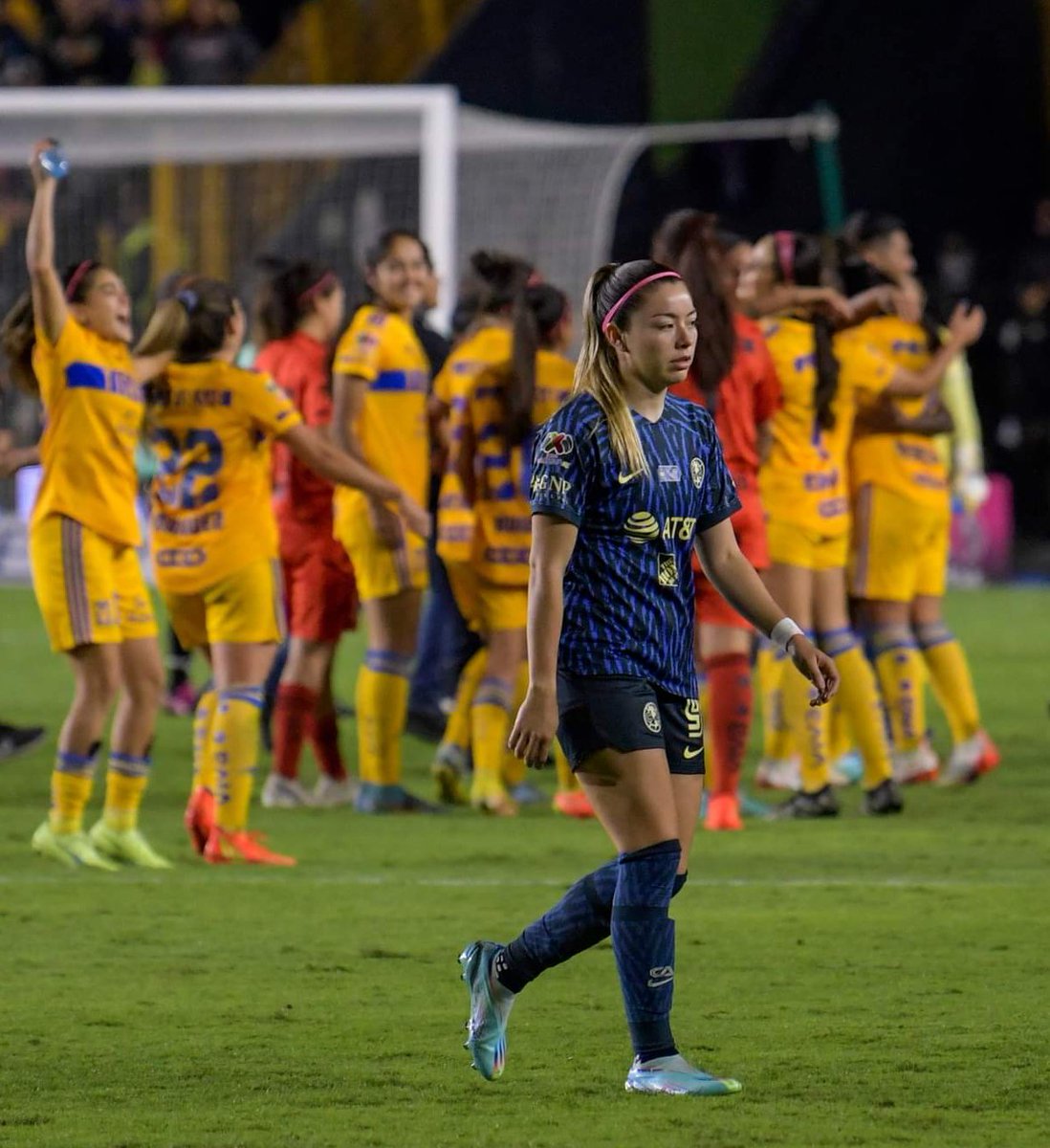 hhjimenez's tweet photo. La imagen de la derrota en una final que los aficionados de #TigresFemenil querían ver. A @kattyabad10 o Katty Killer caminando sin ver el festejo de sus ex compañeras. Foto de @andreaaidej para @hcdeportesmx1 @solotigres @TigresFemenil @TigresOficial @PerfilTigre https://t.co/3QCL2KKBox