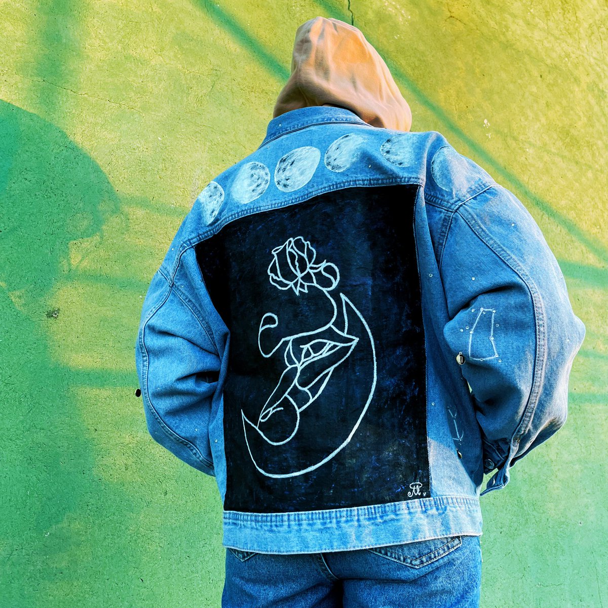 AlbaRibbons's tweet photo. Esto y mucho más en el mercado navideño de San Francisco 

#denimjacketart #deminjacketcustom #handpainteddenim #jacketart #artonclothes #painteddenimjacket #fabricpainting #chamarraspintadas #handmade #uniquepiece #unico #original #jeanpainting https://t.co/vSKO68Lhen