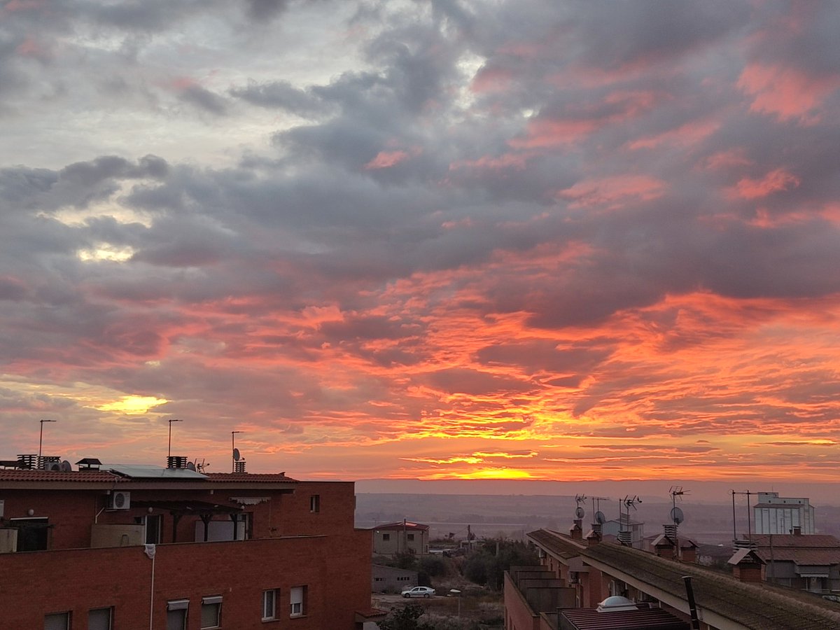 Dietantisistema's tweet photo. Cada amanecer es un espectáculo... Intento no perderme ninguno para estimular mi dosis de melatonina. Tu también disfrutas de ellos? https://t.co/f6cW9Kf5Ur