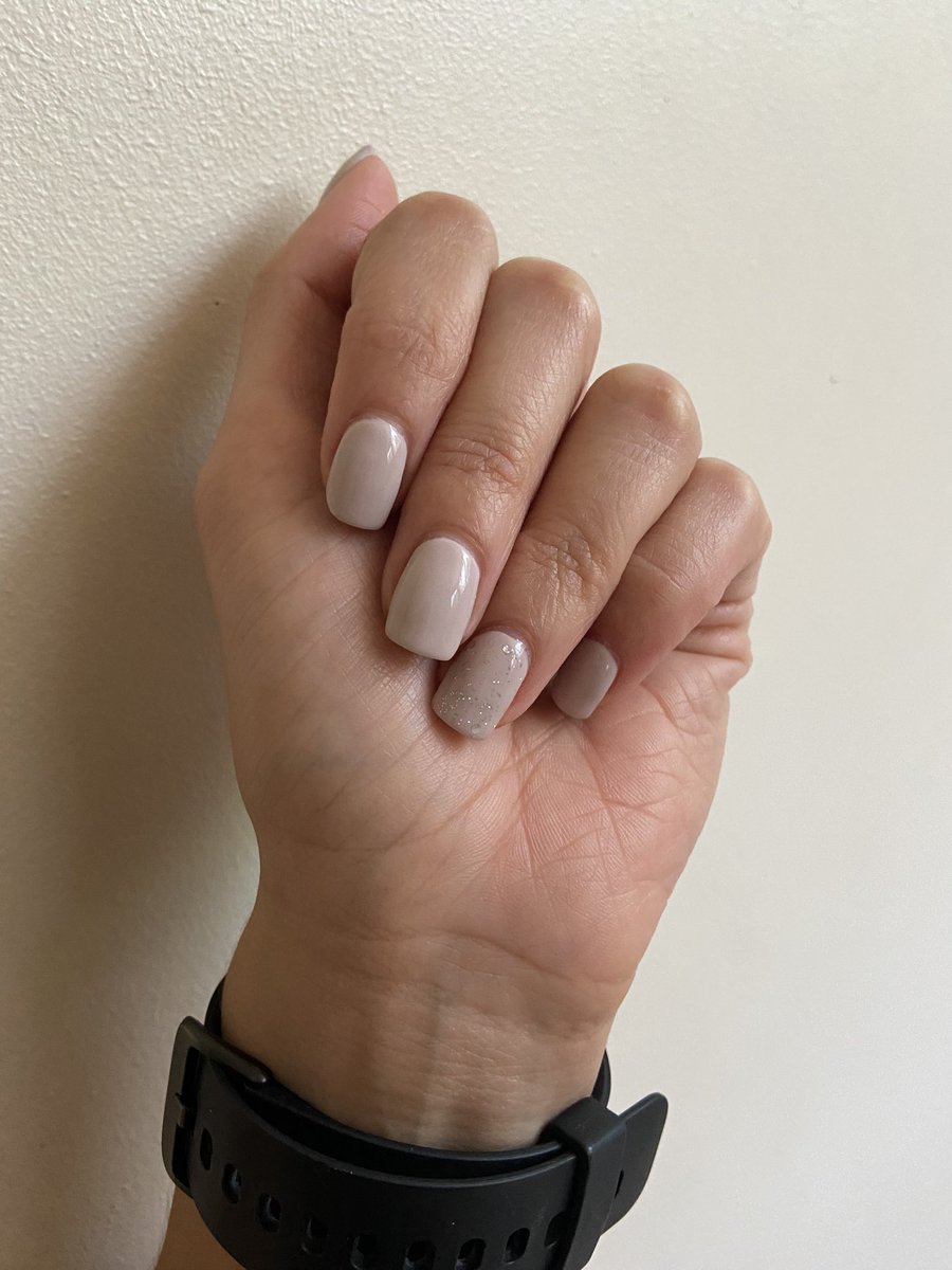 claurawhite's tweet photo. Uñas de princesa, manos de camionera https://t.co/PRfgHd2bMB