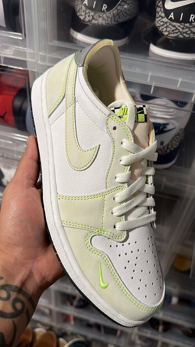 GirlDadJulez21's tweet photo. Day 15 entry of #1of1s challenge: nothing too crazy n mostly flew under the radar but these AJ 1 OG Low “Ghost Green” go hard in my personal opinion #YourSneakersAreDope #SNKRS #Nike #tuesdayvibe #KOTD #OGLows https://t.co/Lq0KEolOuu
