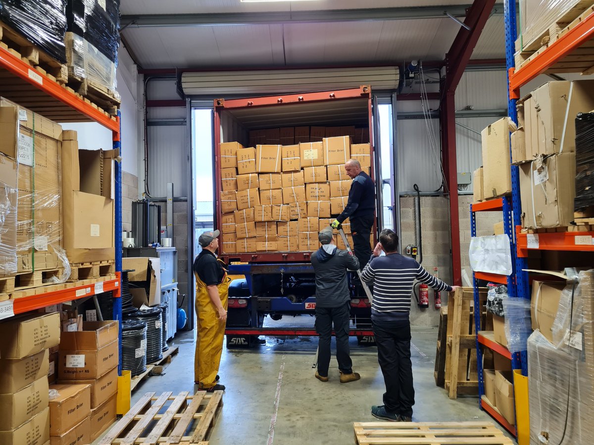 APAIRLtd's tweet image. 🌧📦💪  It takes more than a downpour to dampen our spirits, especially when there’s a 20ft container crammed with #driers &amp;amp; #condensers waiting to be unloaded. 
Well done team! 
#goodsin #Warehouse #receiverdrier #filterdrier #condenser #acparts #AirconParts #delivery #stockedup