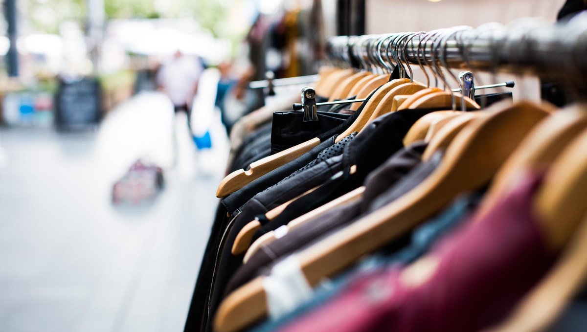 NEMOamsterdam's tweet photo. Swap till you Drop tijdens de kledingruil op 24 nov. in De Studio van NEMO! Onder het genot van een drankje ruil je de leukste jurken, truien en shirts. Goed voor je garderobe én het klimaat. Een bezoek aan de tentoonstelling Energy Junkies is inbegrepen! https://t.co/uYIlXsDCue https://t.co/rVfzUzTpu6