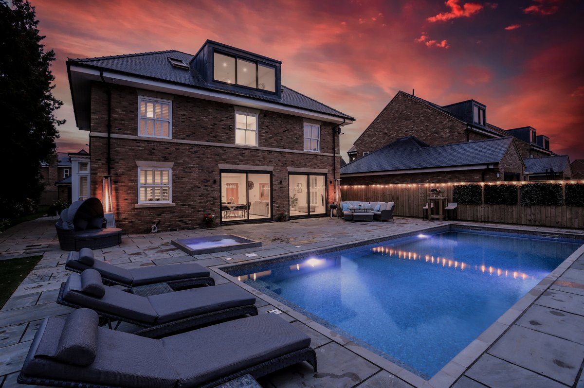 EA2030_'s tweet photo. Congratulations to the brilliant photography winners of @focalagent latest National Property Photography Awards both taken for @WilliamHBrown! External winner Flawless Focus Ltd, internal winner Charles Creative 📸👏👏
#professionalphotography #focalpro #visualcontent #EA2030 https://t.co/JwDqydaVN5