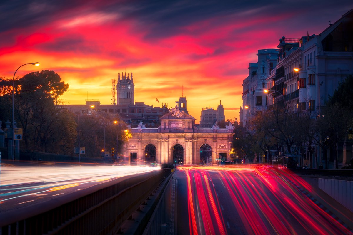 jmartinezmoran's tweet photo. Si, lo reconozco...me encanta pasear por Madrid con un teleobjetivo buscando encuadres diferentes y disfrutando de sus atardeceres😍😍 https://t.co/eREIj0syz5