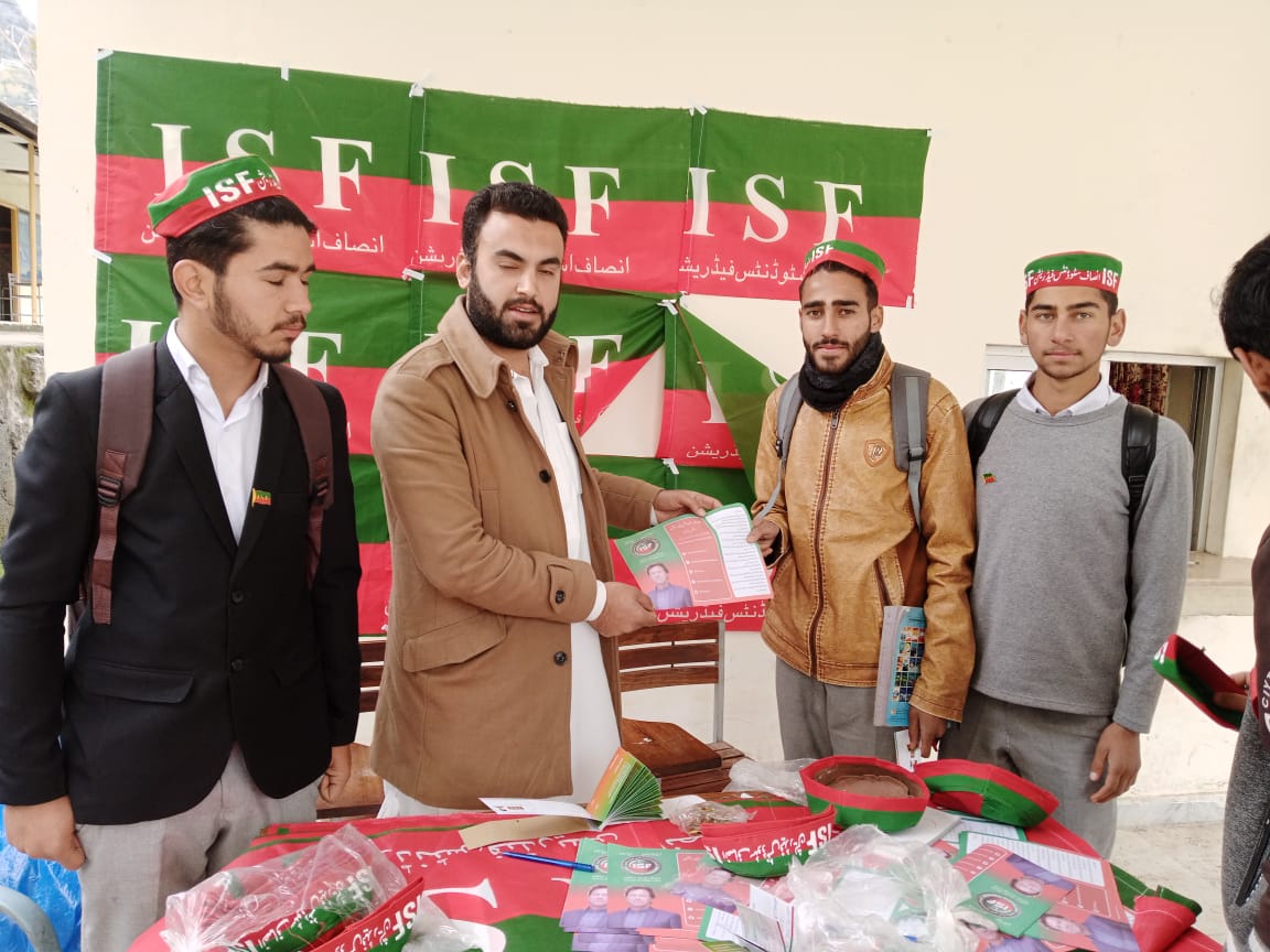 ISFPakistan's tweet photo. کنوینر @IsfAjkOfficial جبار خان مغل کی ہدایت پر ضلع نیلم ویلی میں ممبرشپ کاآغاز کردیا گیا۔کنوینرنیلم ویلی انضمام الحق زین اوردیگر نے یونیورسٹی کیمپس میں ISF کا ممبرشپ کیمپ لگایا۔طلبہ نےکیمپ میں بھرپورشرکت کی اور #حقیقی_آزادی_لانگ_مارچ میں بھرپورشرکت کاعزم کیا
#ISFMembershipDrive https://t.co/G52vI8CY9I