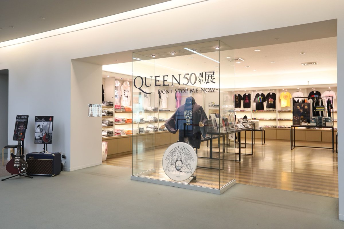 QUEEN_exh's tweet photo. ＼#QUEEN展 終了まであと2日／

#QUEEN50周年展 は11月17日(木)で、
日本での開催を終了いたします。

名古屋会場では、展覧会限定グッズのほか、名古屋会場限定グッズの販売もございます🌟

ぜひお早めにお買い求めください🛍✨ https://t.co/QMKJihyPju