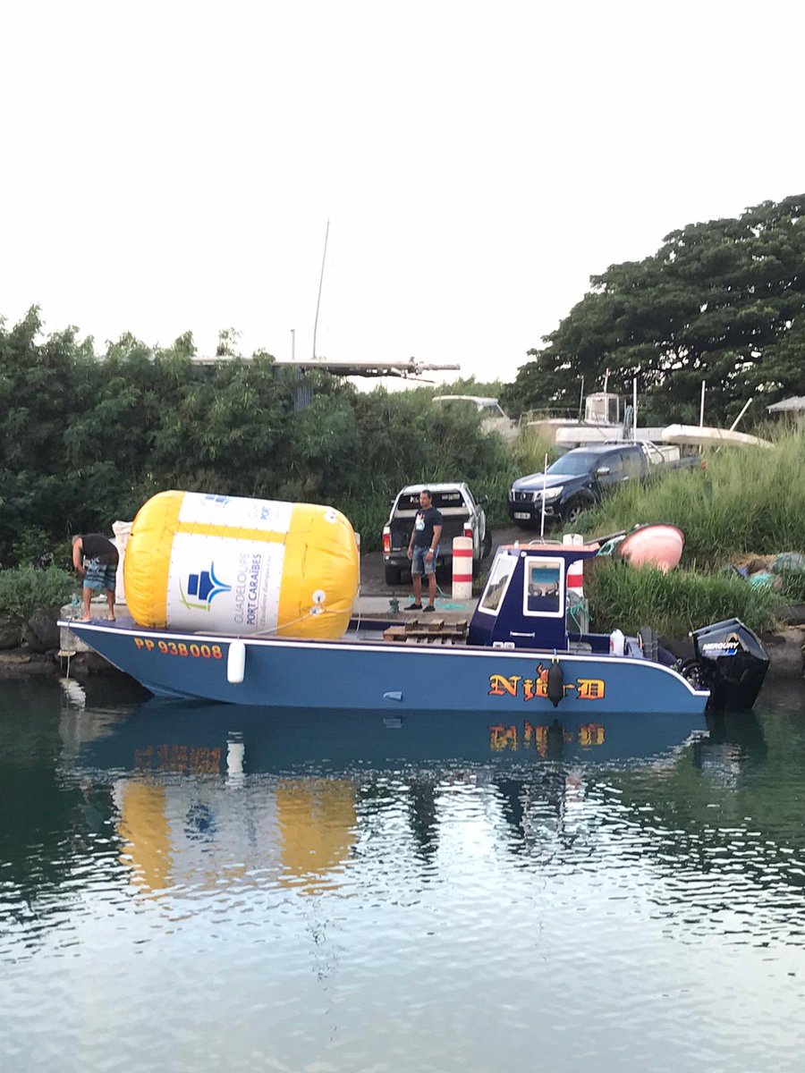 jlucbesson's tweet photo. @RouteDuRhum Faut pas trop qu’il se presse #Caudrelier   parce que la bouée de Basse-Terre n’est pas encore mouillée !😂😂 Il va la chercher 🔍 longtemps ! https://t.co/1NtcDFXru7