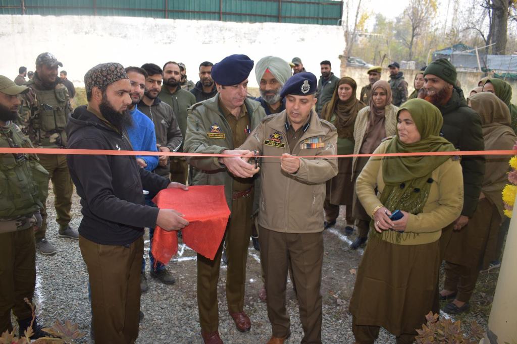 ssppul's tweet photo. SSP Pulwama Shri Gh Jeelani Wani-JKPS inaugurated women's Police Station at DPL Pulwama, accompanied by DySP DAR and other officers of the District. https://t.co/TbDkjjNviv