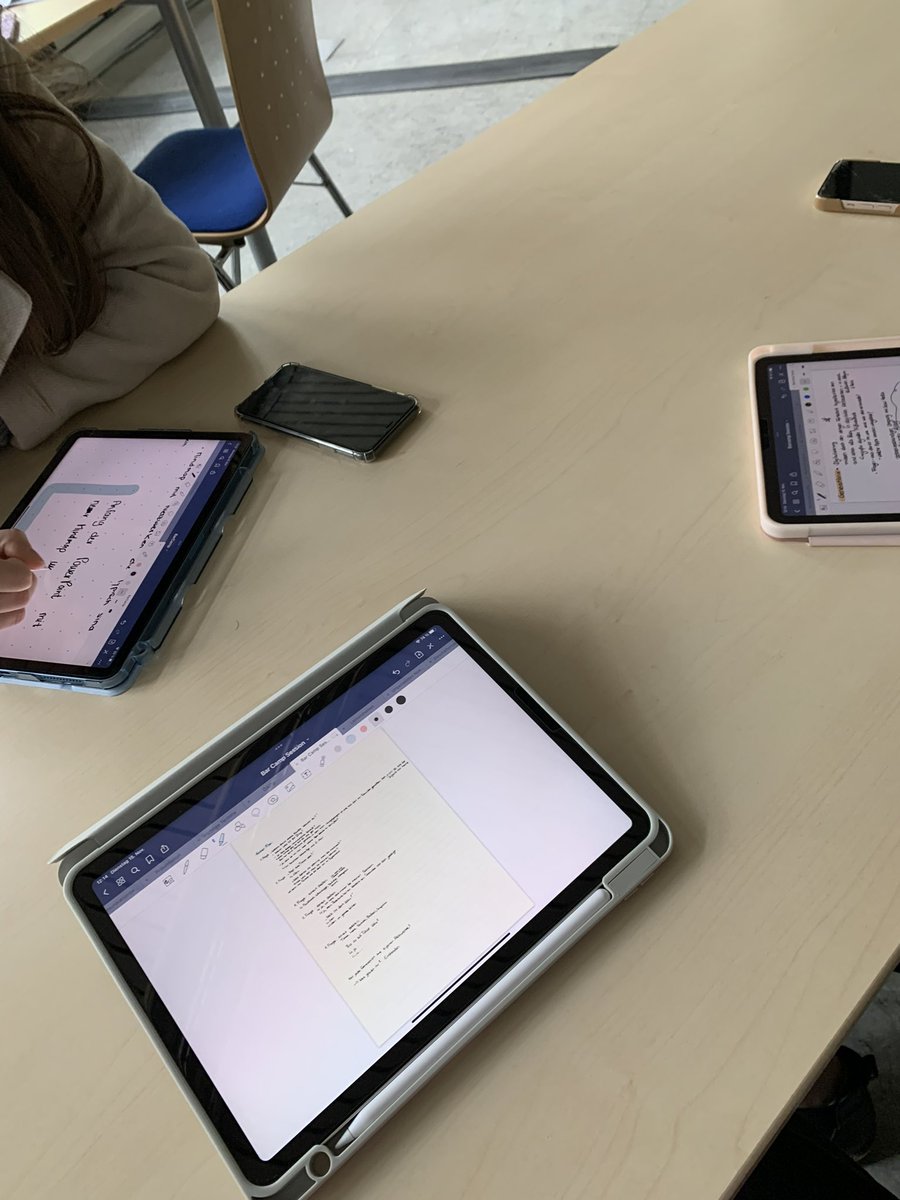 onkomm_charly's tweet photo. Das Planen der Barcamp-Session geht weiter📚 https://t.co/WwxdU9wgh9