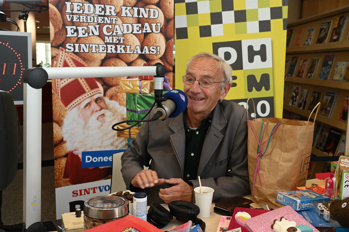 4⃣6⃣2⃣5⃣ cadeaus zijn er dankzij jou, <a href="/Justinverkijk/">Justin Verkijk</a>, #KareldeRooij, <a href="/De_Kraaien/">De Kraaien</a>, #LexSchoenmaker, <a href="/ludendenhaag/">Luden Den Haag</a> en vele anderen gedoneerd. Dankjewel! #Sintvoorieder1 <a href="/denhaagfm/">Den Haag FM</a>  denhaagfm.nl/dhfm/4651188/l…