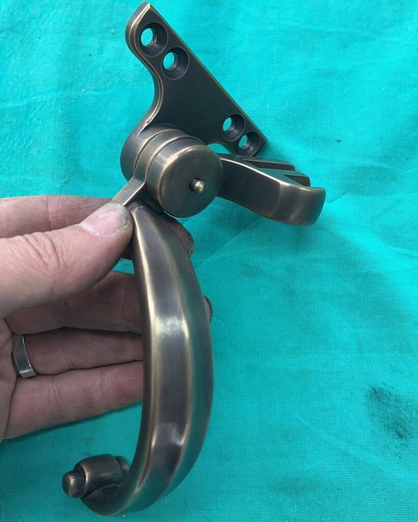 Self latching safety steel casement window handle. #vonmorris #ericmorrisandcompany #vonmorrishardware #casementwindows instagr.am/p/Ck-rYOpOyCv/