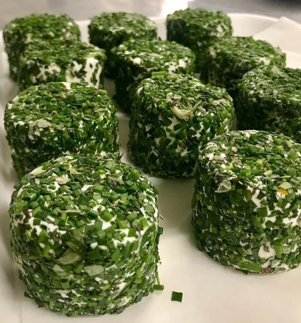 ChefsPass's tweet photo. My stumpy goat’s cheeses rolled in parsley, tarragon and chives are always a winner,
Served with warm sourdough and onion and cranberry chutney #goatscheese #freshherbs #cheese #quesodecabra #queso
#fromagedechèvre #fromage #formaggiodicapra #formaggio https://t.co/PIb9kZBBLR