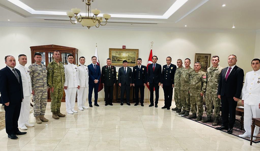 Büyükelçi Göksu, FIFA 2022 Dünya Kupası’nın güvenliğine destek vermek üzere Katar’a gelen Türk Silahlı Kuvvetleri ile Katar Türk Polis Görev Gücü mensuplarını konutunda misafir etti.