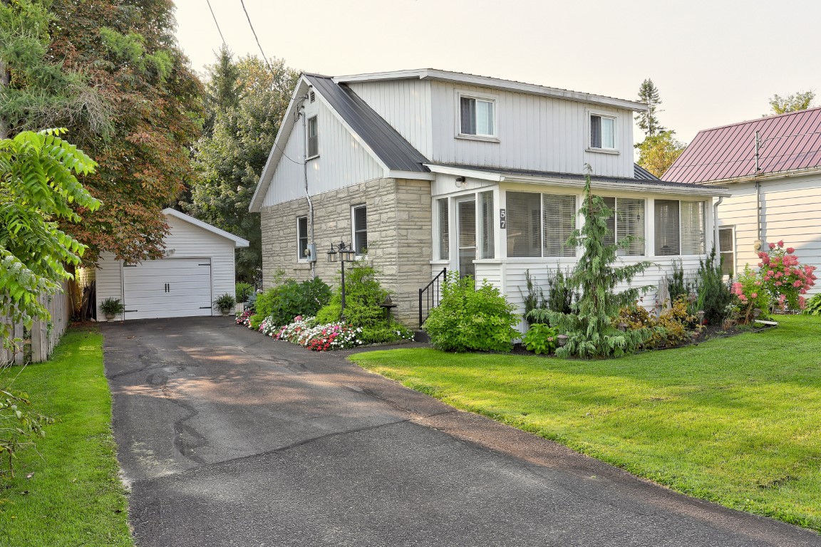57 Adelaide Street in Cardinal. 3 bedroom, 1½ bath home that exudes pride of ownership &amp; is the precise definition of move-in ready. Large back yard AND oversized garage! $389,000. Call or text me at 613-246-1349. 
#home #family #forsale #realestate #realtor #debralynncurrier