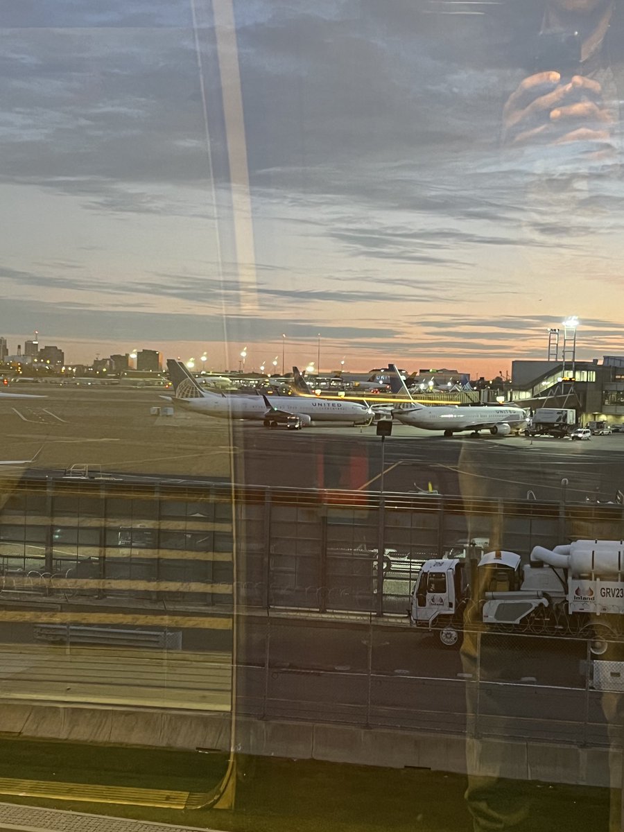 parthjshah's tweet photo. Beautiful sunrise at the EWR in New Jersey!! Here for ⁦@AtlasNetwork⁩ meetings #LFFD https://t.co/8iVqL7VDHT