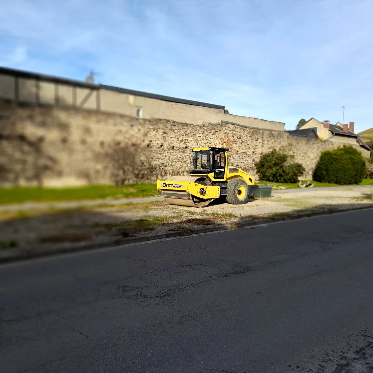Eisregen6's tweet photo. Alles schön Festrollen damit ja kein Wasser mehr in den Boden abläuft. https://t.co/LabWs4jEOb