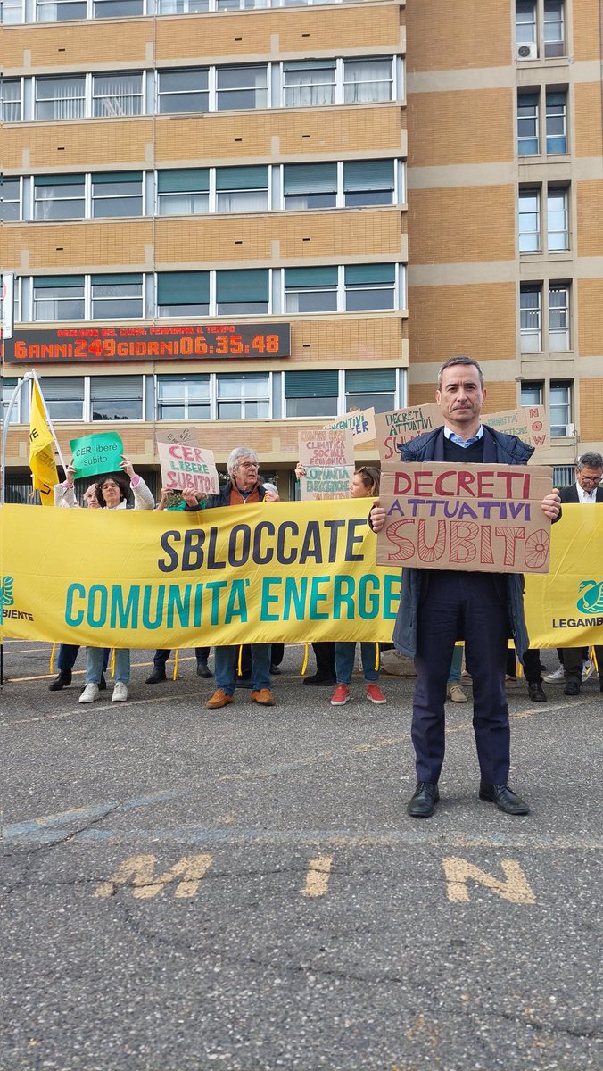 Legambiente's tweet photo. ☀️#ComunitàEnergeticheLibere

Oggi a Roma davanti al @MiTE_IT manifestazione di Legambiente, Rete delle Comunità Energetiche Solidali, @Kyoto_Club, @CoordFree, @NeXteconomia per dire STOP a ritardi e ostacoli che frenano lo sviluppo delle comunità energetiche #rinnovabili https://t.co/EaBHwuYKSN