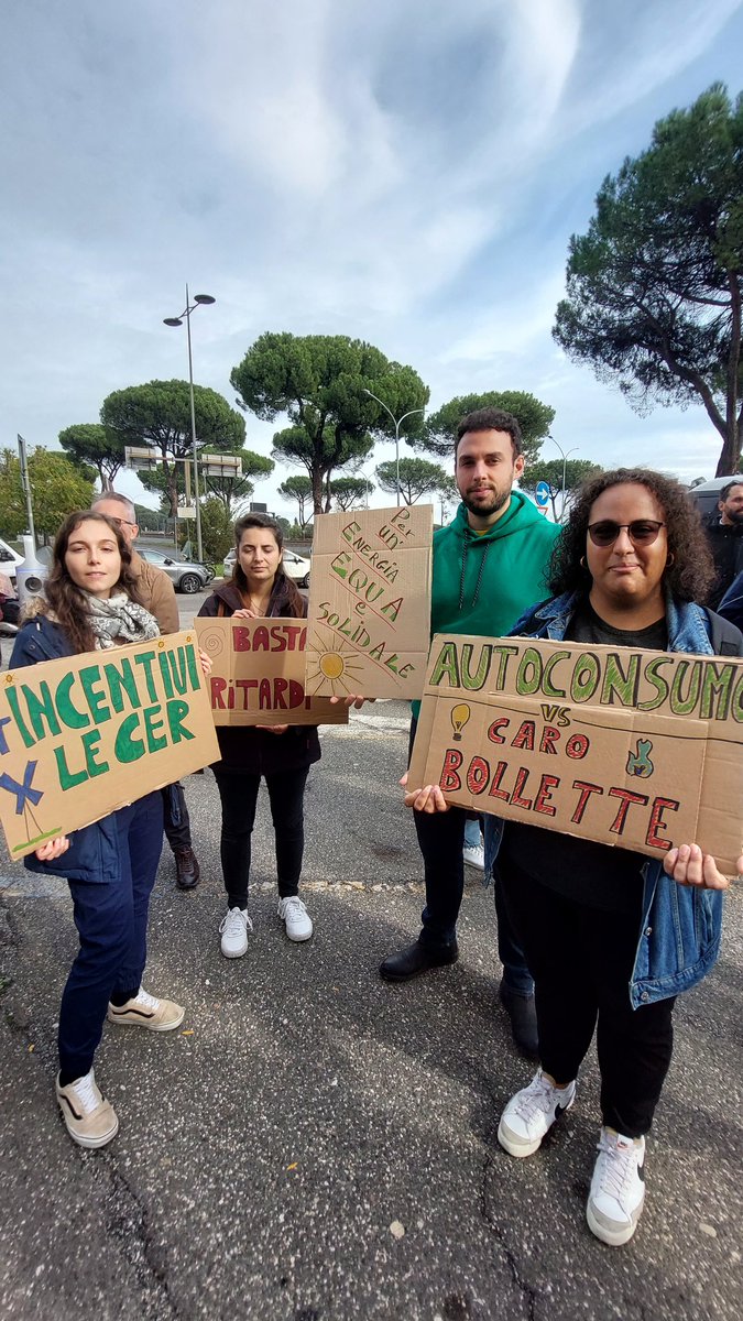Legambiente's tweet photo. ☀️#ComunitàEnergeticheLibere

Oggi a Roma davanti al @MiTE_IT manifestazione di Legambiente, Rete delle Comunità Energetiche Solidali, @Kyoto_Club, @CoordFree, @NeXteconomia per dire STOP a ritardi e ostacoli che frenano lo sviluppo delle comunità energetiche #rinnovabili https://t.co/EaBHwuYKSN