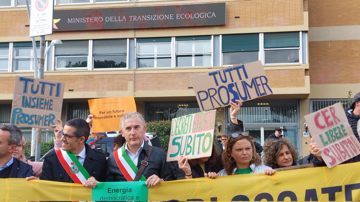 Legambiente's tweet photo. ☀️#ComunitàEnergeticheLibere

Oggi a Roma davanti al @MiTE_IT manifestazione di Legambiente, Rete delle Comunità Energetiche Solidali, @Kyoto_Club, @CoordFree, @NeXteconomia per dire STOP a ritardi e ostacoli che frenano lo sviluppo delle comunità energetiche #rinnovabili https://t.co/EaBHwuYKSN