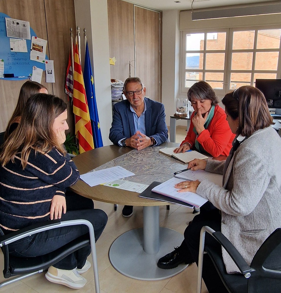 govcatcentral's tweet photo. La #delegada del @govern a la #CatalunyaCentral, @montsebarniol, ha visitat l'Ajuntament de Taradell i s'ha reunit amb l'alcaldessa @mercecabanas i l'equip de govern municipal.
També ha visitat el nou espai per als joves que l'@AjTaradell està rehabilitant. https://t.co/J2XxhcRc7x