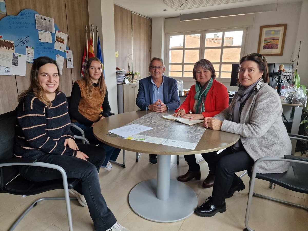 govcatcentral's tweet photo. La #delegada del @govern a la #CatalunyaCentral, @montsebarniol, ha visitat l'Ajuntament de Taradell i s'ha reunit amb l'alcaldessa @mercecabanas i l'equip de govern municipal.
També ha visitat el nou espai per als joves que l'@AjTaradell està rehabilitant. https://t.co/J2XxhcRc7x