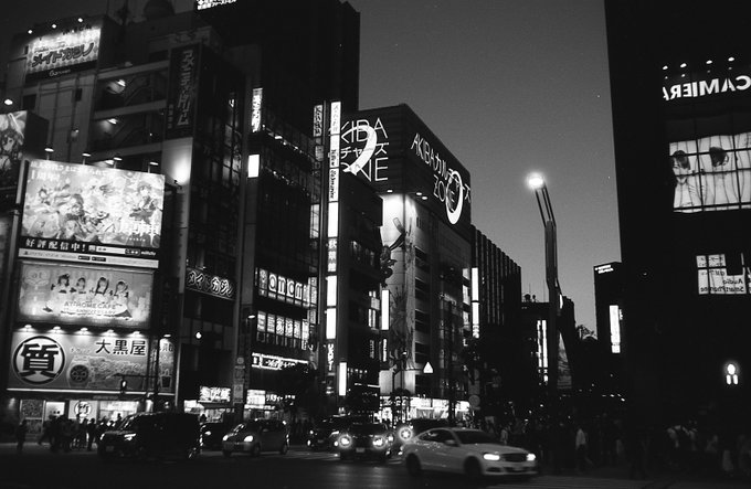 秋葉原をモノクロで撮って時代感を狂わしていこう。 
