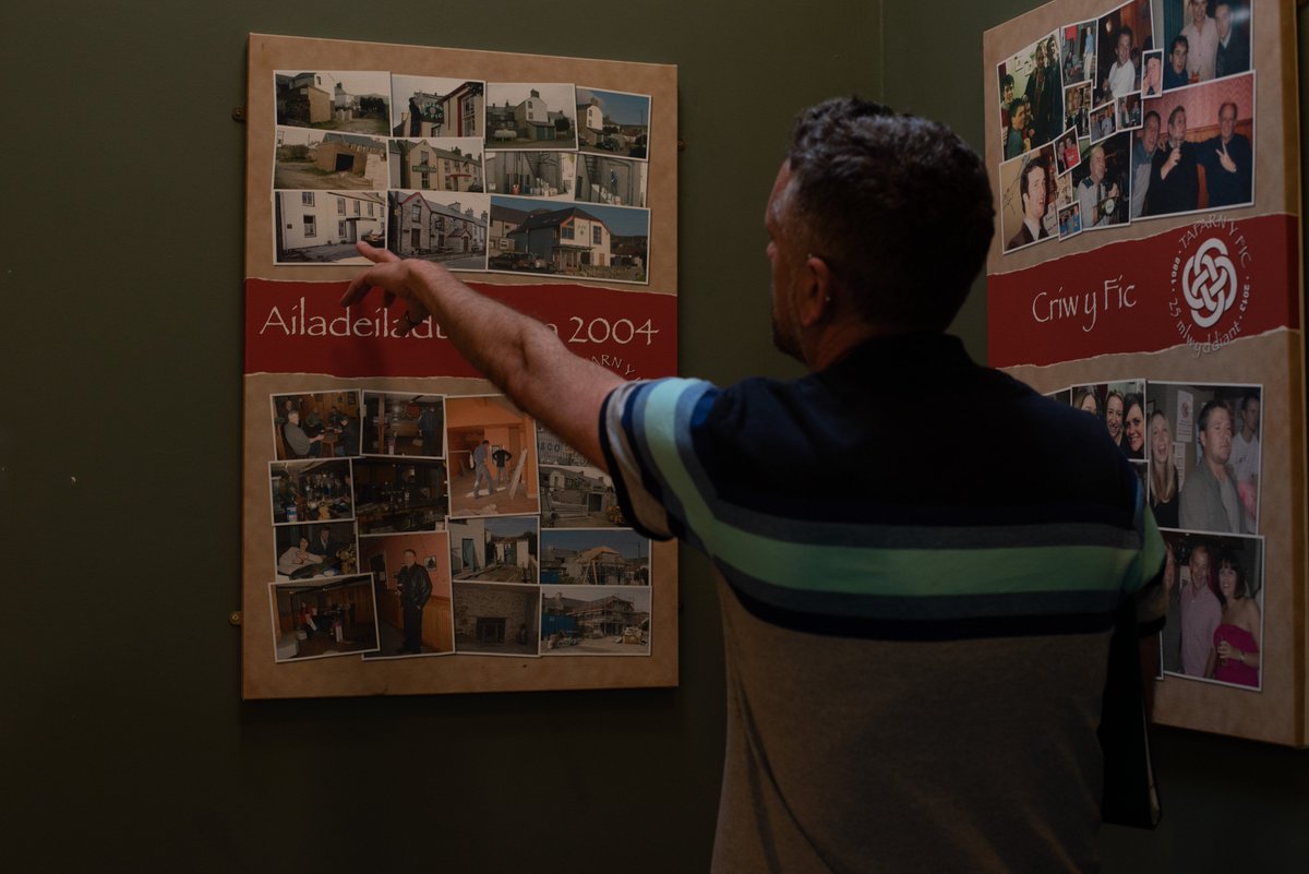 PeoplesPlans's tweet image. Brilliant history on the walls of the oldest community-owned pub in #Wales Thanks for showing us the inspiring #TafarnYFic in #LLithfaen showcasing welsh bands since the 80s, a model for many community pubs today &amp;amp; still going strong @tafarnyfic @NantGwrtheyrn1 @_GALERI_ @CwmniBr