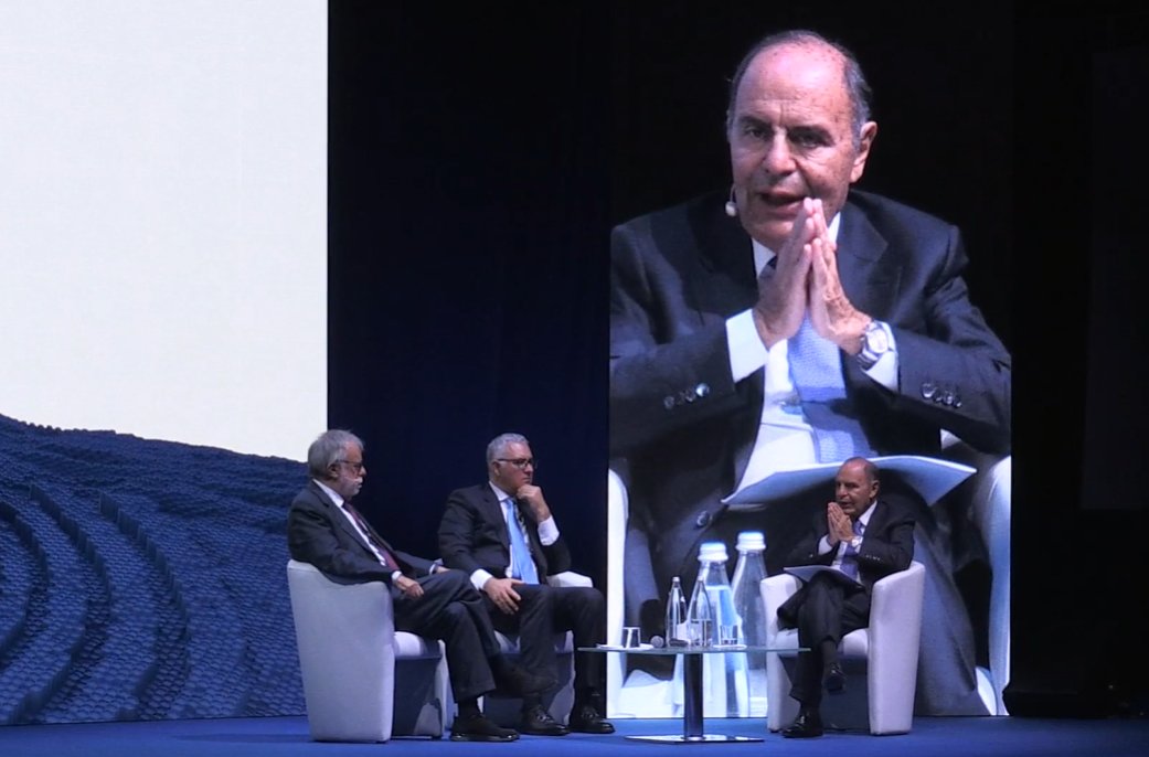 <a href="/ClaudioDurigon/">Claudio Durigon</a> .@BrunoVespa intervista Andrea Riccardi, <a href="/santegidionews/">Comunità di Sant'Egidio</a>.

"La solidarietà non è solo buon cuore, ma ha bisogno di efficienza. Migranti? Non basta accoglierli, ma serve integrarli. La chiave è nella formazione, nella lingua e nella comunità che accoglie".

#AssembleaCIDA #CIDA