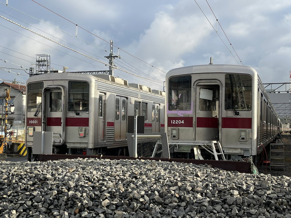 Rail_Channel's tweet photo. 2022.11.15の #春日部支所
ワンマン工事中の #11204F は貫通扉にワイパーを付ける準備(ウォッシャーノズルを付ける穴開け作業)。#11251F + #11252F の撮影列車はカメラ等の機材を外して関係者が降りて行きました。車を吹っ飛ばして損傷した #504F は相変わらず…

#10000型 #10030型 #500系 #リバティ https://t.co/P7wFg7MZRc