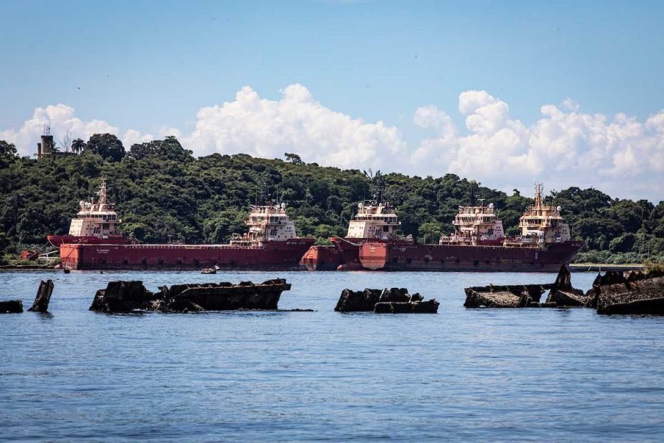 andretrig's tweet photo. A Marinha é a principal responsável pelo fato de a Baía de Guanabara ter se transformado num cemitério de embarcações abandonadas. Esse “lixo náutico” apodrece a céu aberto oferecendo riscos ao meio ambiente e às pessoas. O que houve na Ponte Rio-Niterói não foi um fato isolado. https://t.co/b3cXvGhQGS