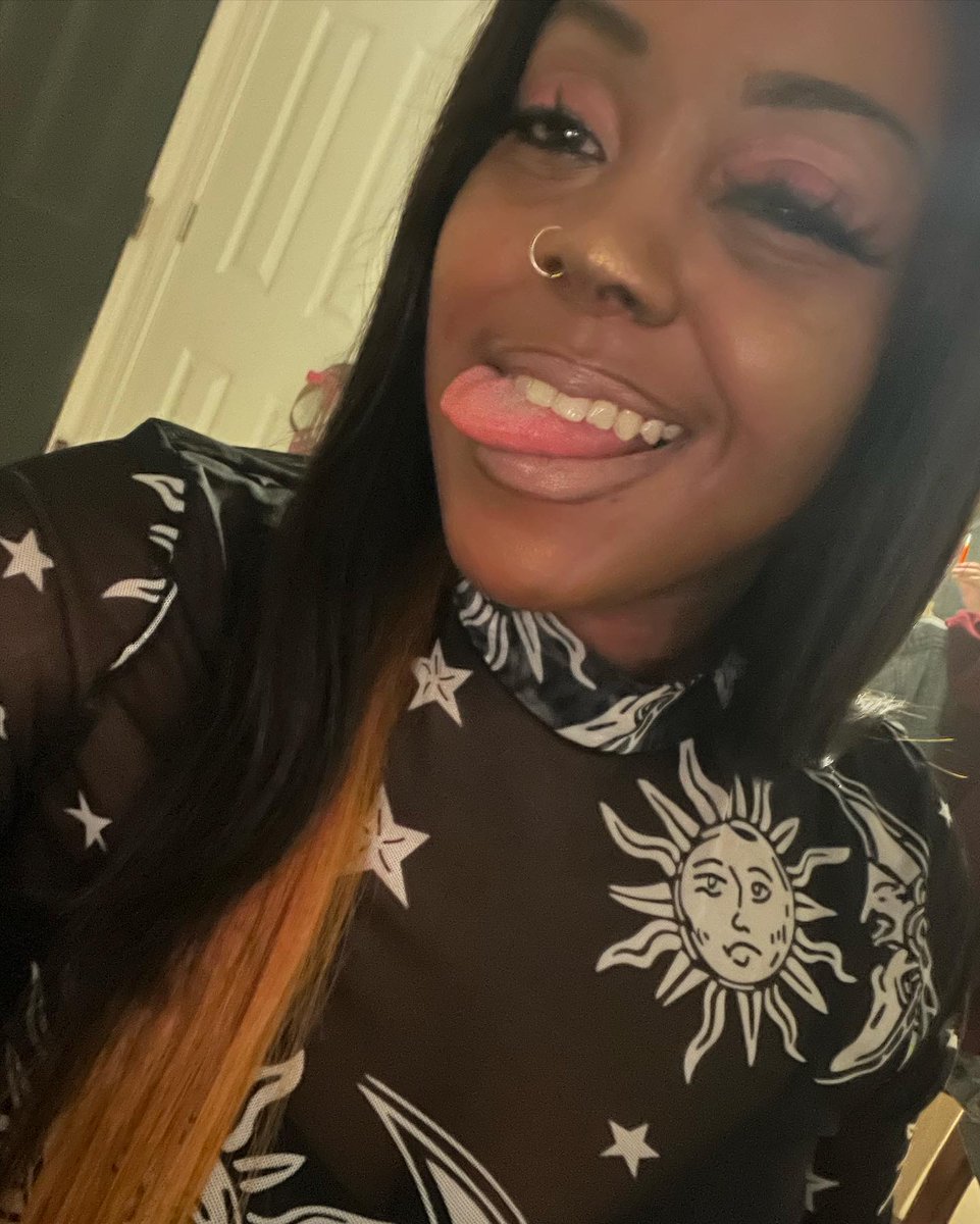 KayDubbxx's tweet photo. Same wig colored 3 different times ! It started off black and it’s glue-less I made this on the sewing machine stop playing with me currently it’s red and black #Wigs #Hair #Bundles https://t.co/HozkKbDUpG