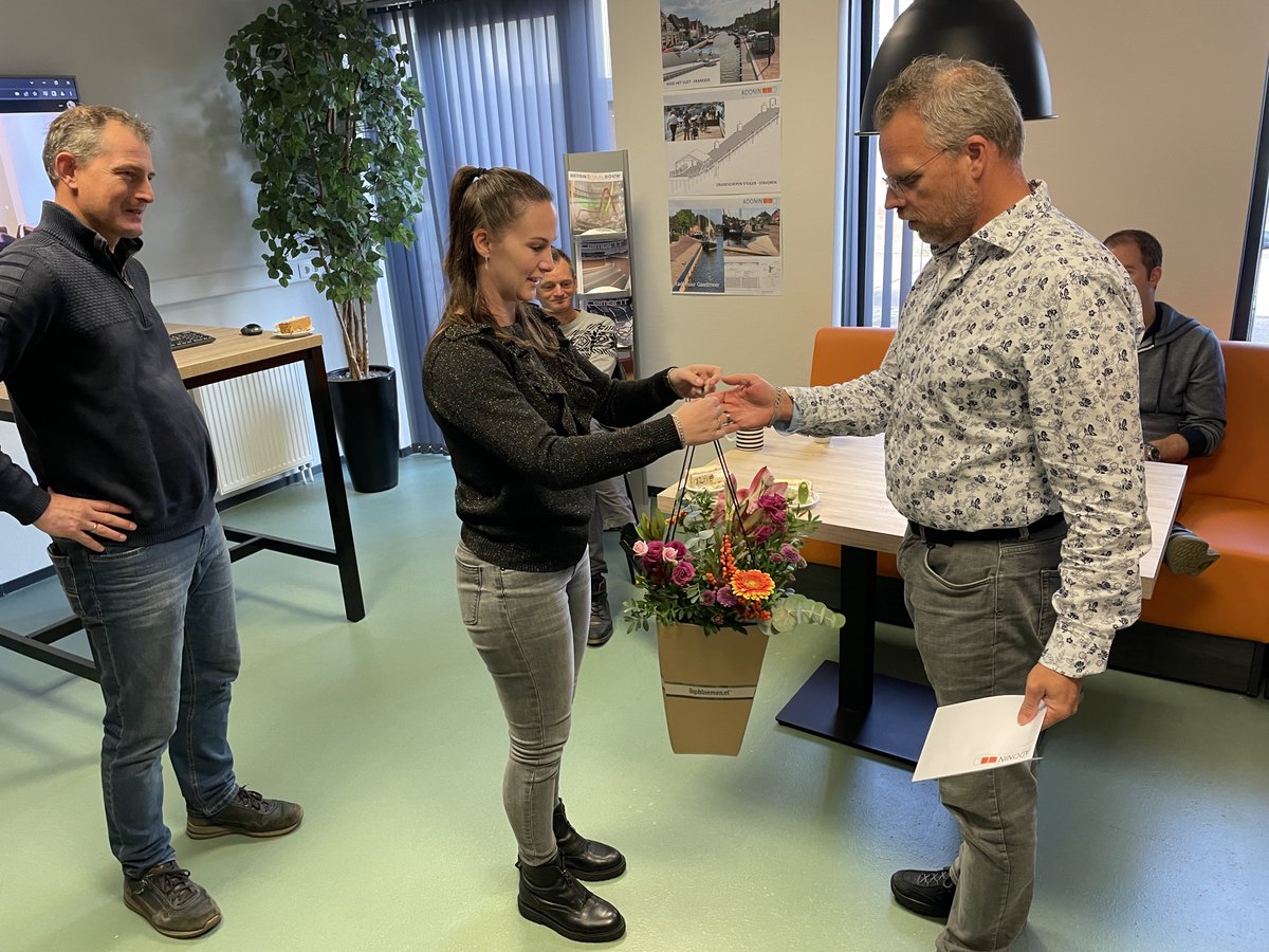 AdoninBV's tweet photo. 𝑱𝒖𝒃𝒊𝒍𝒂𝒓𝒊𝒔
Collega Sije is 𝟏𝟐,𝟓 𝐣𝐚𝐚𝐫 bij ons in dienst. Natuurlijk werd hij verrast met een heerlijke taart en mooie bloemen! Op naar de volgende 𝟏𝟐,𝟓 𝐣𝐚𝐚𝐫!
Namens alle collega's van harte gefeliciteerd! 🥳 https://t.co/Pm8ePzyT7W