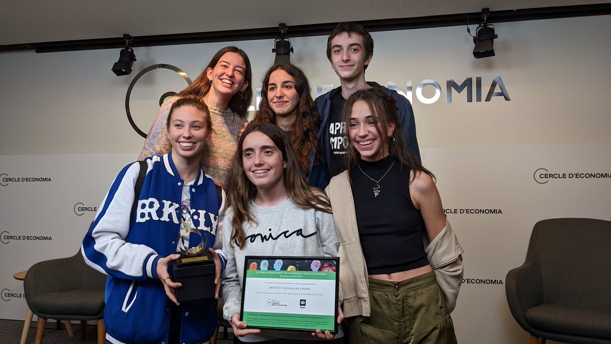 Ahir vam guanyar el #PremiEnsenyament de <a href="/CdEconomia/">Cercle d'Economia</a>. Estem contents i contentes! Suposa un reconeixement molt maco a l'esforç a tota la comunitat en aquests 12 anys d'existència. El premi ens anima a seguir remant. #AprendreImporta agora.xtec.cat/ielesvinyes/po…