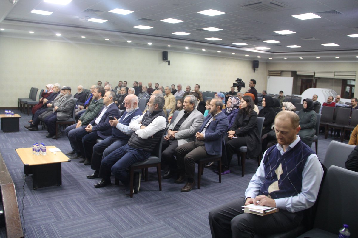 EnsarVakfi's tweet photo. Geçen yıl vefat eden Prof. Dr. Kemal Sandıkçı için vefatının sene-i devriyesinde anma programı düzenlendi. Kur'an-ı Kerim ve duaların okunduğu, arkadaşlarının hatıralarını anlattığı programa Merhum Hocamızın ailesi, yakın dostları ve sevenleri katıldı. https://t.co/6D1wucLDgq