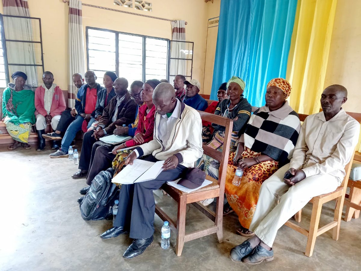 SectorNkanka's tweet photo. Uyu munsi mu murenge wa Nkanka @RusiziDistrict , Vice Mayor @LouisNdagije  yayaboye inama yahuje Ubuyobozi bw’Akarere nabagize inzego z’Ubuyobozi za Koperative Kinyaga Coffee mu rwego rwo gushakira umuti ibibazo byagaragaye muri  iyi Koperative.
@DrKibiriga 
@GNTIVUGURUZWA https://t.co/5LbT13iVdC