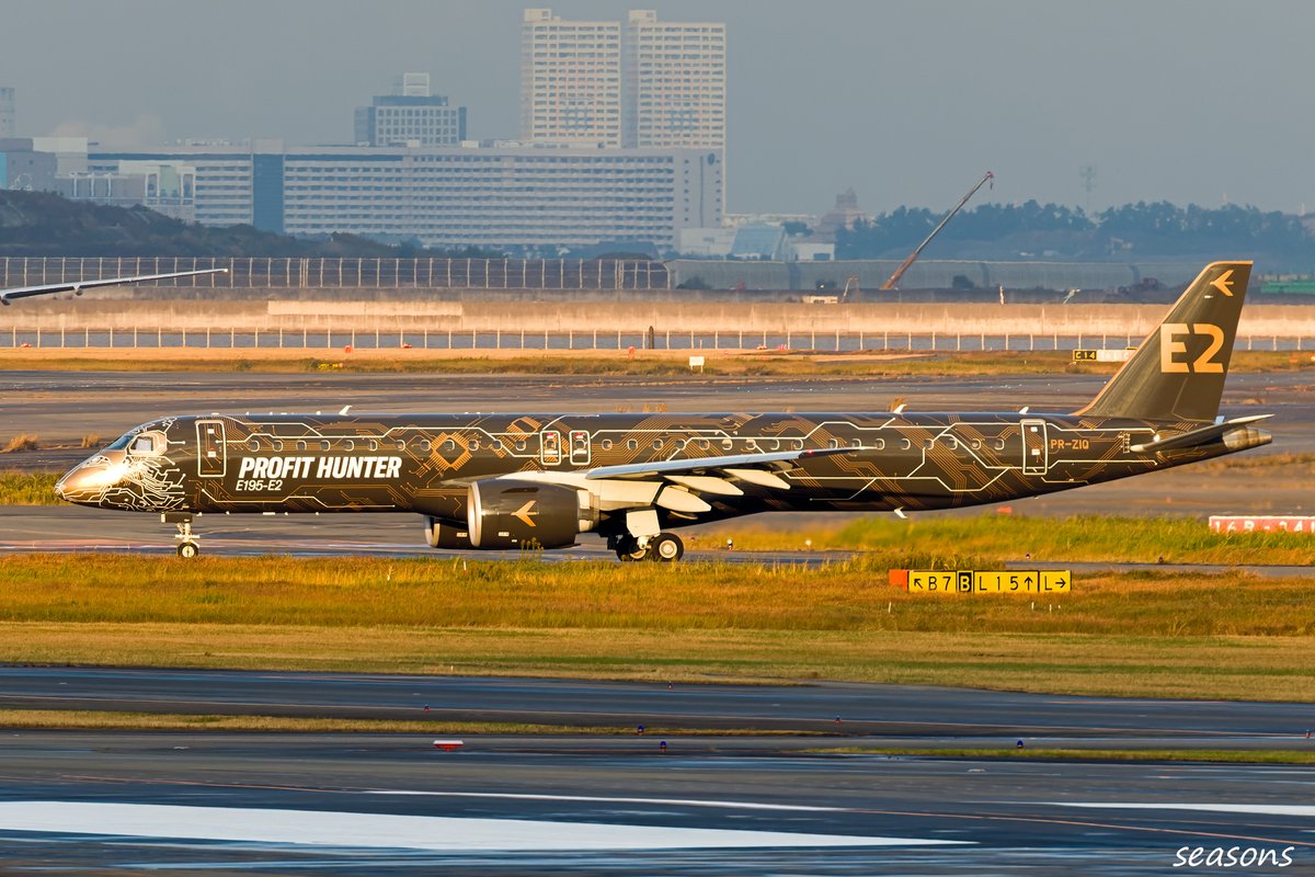 Seasons4100's tweet photo. 2022/11/15 TT
E195-E2 “PROFIT HUNTER”(PR-ZIQ)
デモフライトにて天気回復を期待して出撃。
見事に外れてしまったがデモ後、遠目に陽が差したのが拝めたのは良かったか…
しかし前回も汚天気でツイてない🤔
#PRZIQ https://t.co/lBQWWGpUKi