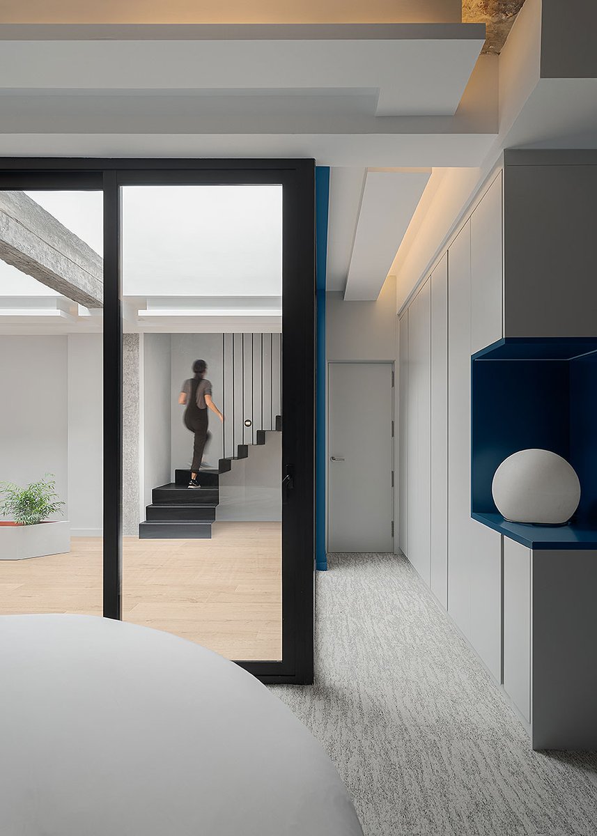 Interior_es's tweet photo. Esta moderna #casapatio ha sido diseñada por Cristina Elías Cabrera y María Elías Cabrera (Room C Studio), José Herrera Delgado y Jorge Manzano Cabrera.
-> Fotografías: @drodriguezfoto
-> https://t.co/vH0x6HtAFV
-> #interiores #LasPalmasdeGranCanaria https://t.co/wL8AiGLN6H